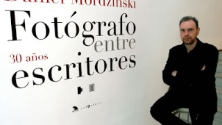 Increible destrucción del archivo de 27 años de fotos de escritores de Daniel Mordzinski