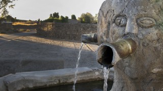 Fuentes, pilares, pozos y abrevaderos, sociabilidad, arquitectura y sensaciones en torno al agua / Suroeste de Extremadura (España)